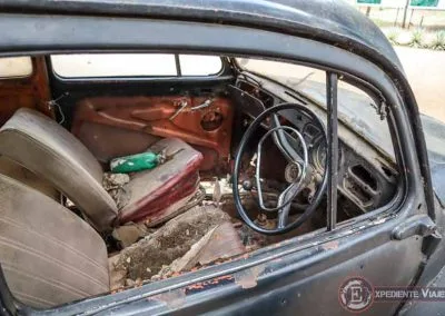 Interior del Volkswagen escarabajo en el museo del ejército de Trincomalee en Sri Lanka
