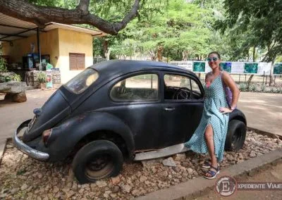 Antiguo coche en el museo del ejército de Trincomalee en Sri Lanka
