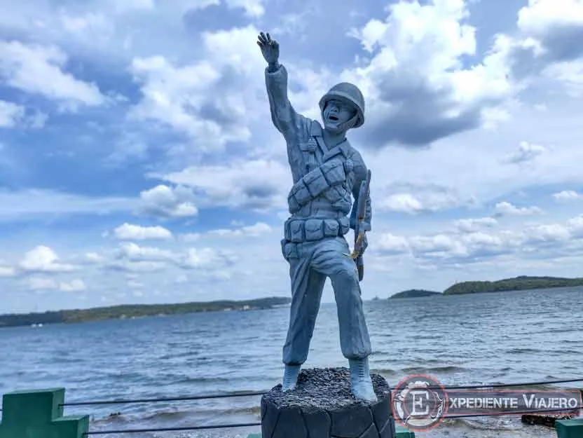Estatua en el museo del ejército de Trincomalee en Sri Lanka