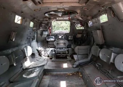 Interior de un tanque en el museo del ejército de Trincomalee en Sri Lanka