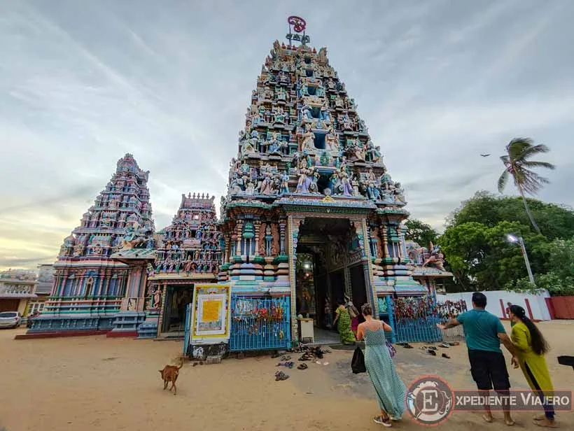 Exterior del templo Sri Pathrakali Amman de Trincomalee en Sri Lanka