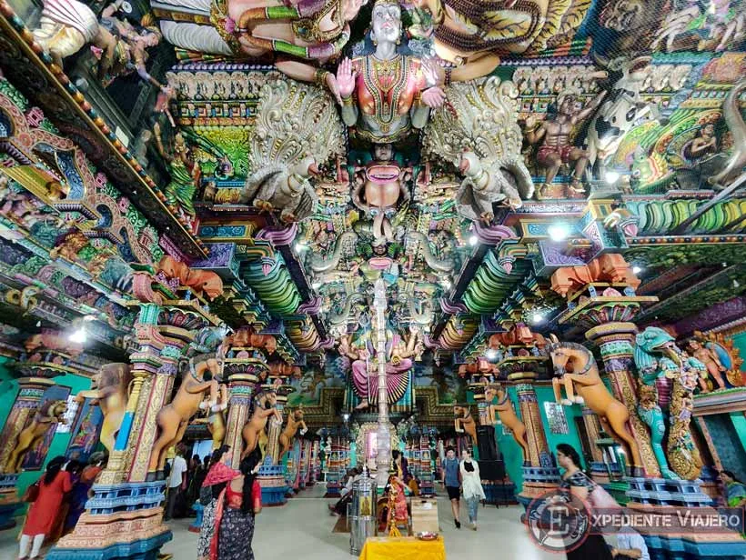 Interior del templo Sri Pathrakali Amman de Trincomalee en Sri Lanka