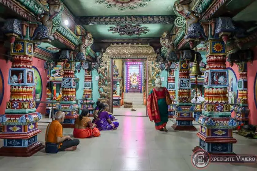 Fieles en el templo Sri Pathrakali Amman de Trincomalee en Sri Lanka