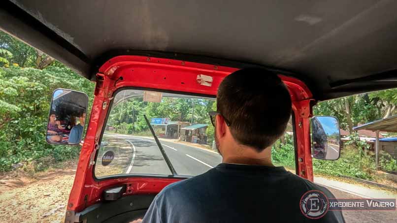 Viaje en carretera con el tuk tuk para ir a Minneriya a ver elefantes en Sri Lanka
