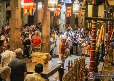 Qué ver en Kandy: ceremonia en el Templo del diente de Buda de Kandy