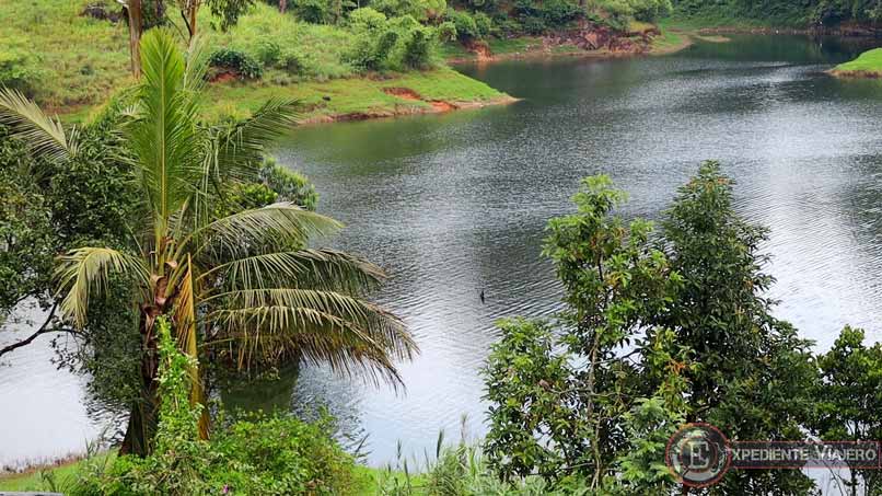La punta del templo hundido de Maskeliya