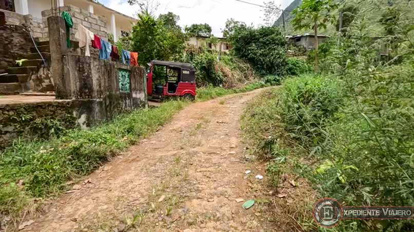 Donde dejamos aparcado el tuk tuk al visitar Gartmore desde Maskeliya