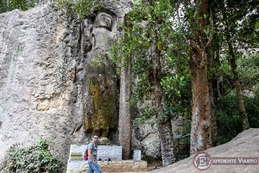 Buda excavado en la montaña de Dowa Ancient Rock Temple, algo que ver en Ella (Sri Lanka)