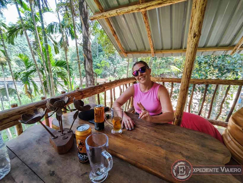 Cabaña de madera en el Nine Arch Bridge, algo que ver en Ella (Sri Lanka)