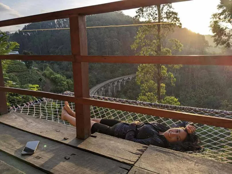 Vistas al puente Nine Arch Bridge desde la habitación de un hotel, algo que ver en Ella (Sri Lanka)