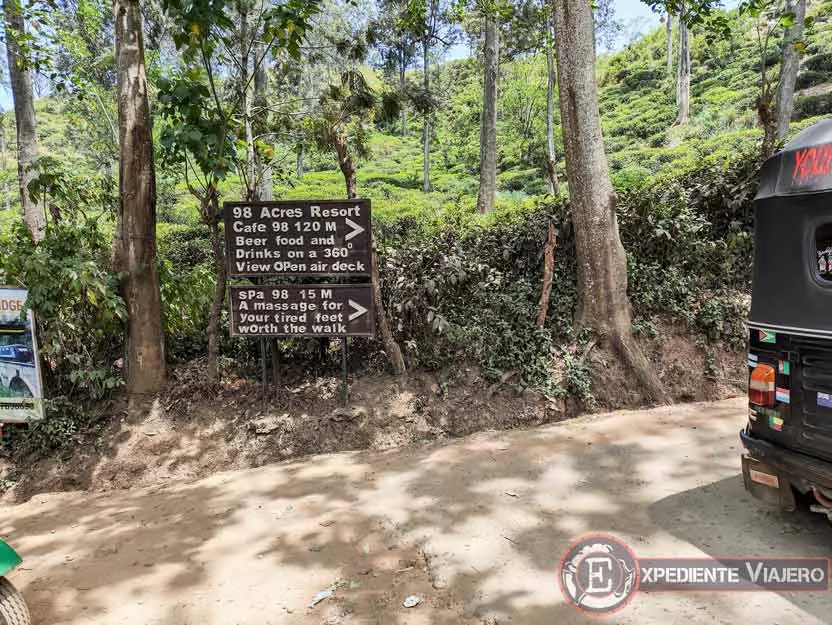 Letreros para ir al Puente de los Nueve Arcos desde Little Adam´s Peak, algo que ver en Ella (Sri Lanka)