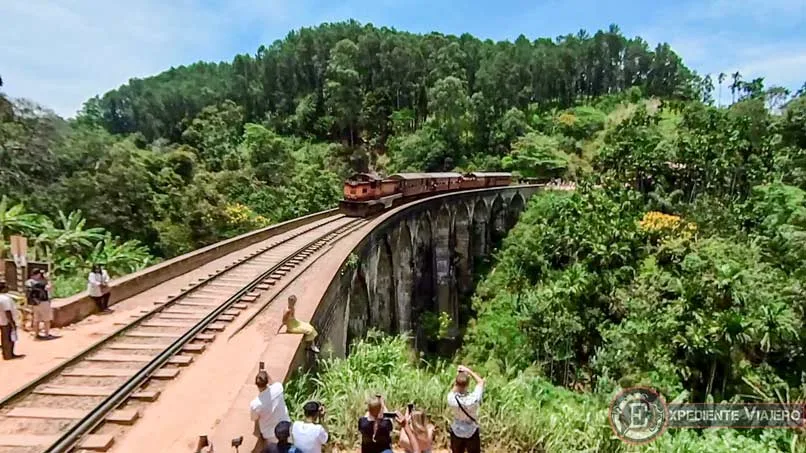 Nine Arch Bridge mientras pasa un tren, algo que ver en Ella (Sri Lanka)