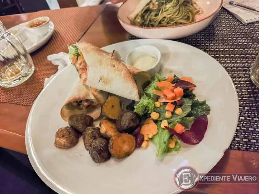Plato de comida en un restaurante, algo que ver en Ella (Sri Lanka)