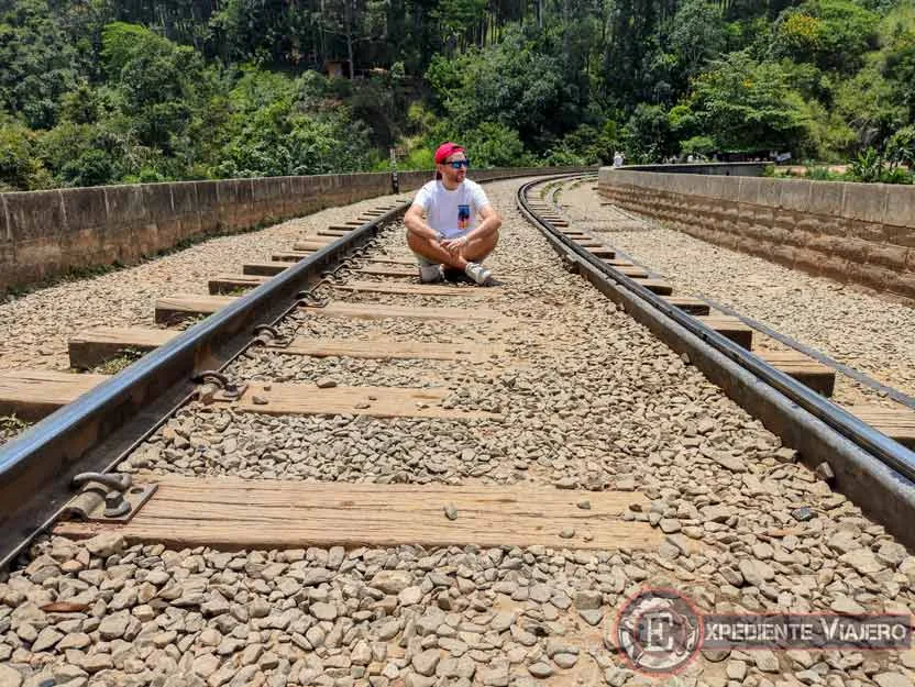 Sentado en las vías del tren, algo que ver en Ella (Sri Lanka)