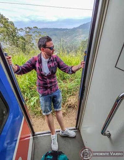 Asomarse por la puerta del tren de Sri Lanka