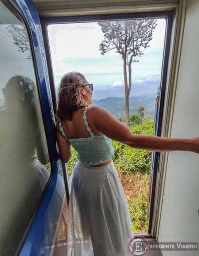 Puerta con vistas en el tren de Sri Lanka a Ella