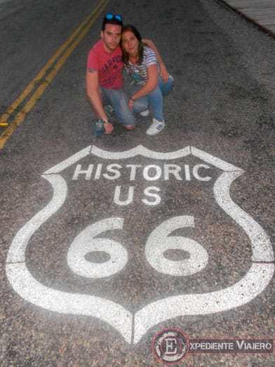 Señal de ruta 66 en el suelo en un viaje en coche por la costa oeste de Estados Unidos