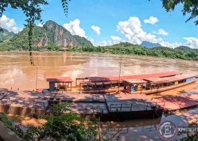 Barcos a la entrada de las Cuevas Pak Ou en Luang Prabang