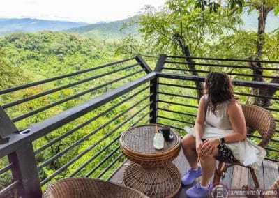 Tomando algo en la cafetería/mirador de Kuang Si Falls (Laos) en Luang Prabang