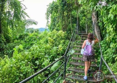 Subiendo a la cafetería/mirador de Kuang Si Falls (Laos) en Luang Prabang