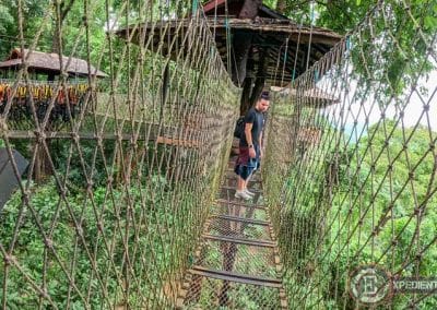 Puente colgante en la cafetería/mirador de Kuang Si Falls (Laos) en Luang Prabang