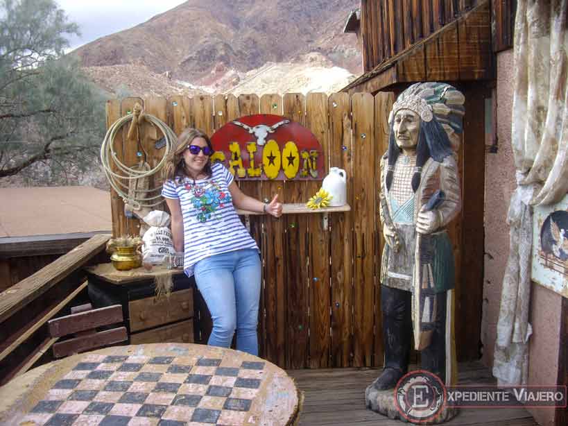 En un pueblo abandonado del Oeste durante el viaje en coche por la Costa Oeste de Estados Unidos