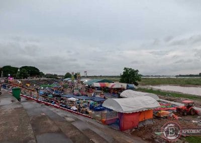 Qué ver en Vientián en 1 día: feria frente al Mekong