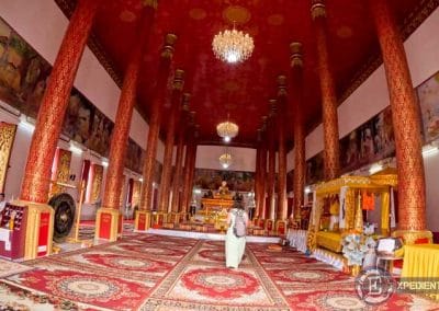 Qué ver en Vientián en 1 día: interior de un templo de Pha That Luang con murales