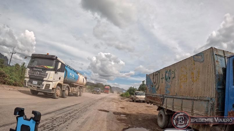 Camiones y carreteras en mal estado en el Thakhek Loop en Laos