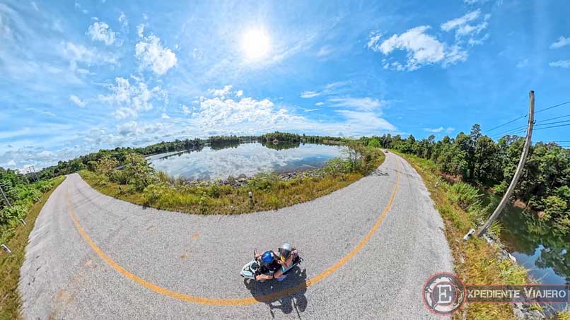 Curva con la moto en el Thakhek Loop