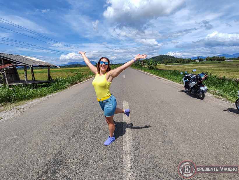 Felices haciendo el Thakhek Loop en Laos