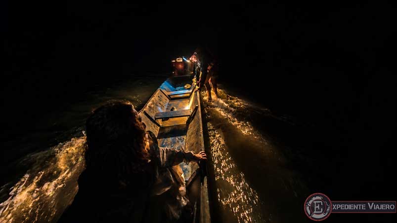 La barca encallada en Konglor Cave durante el Thakhek Loop