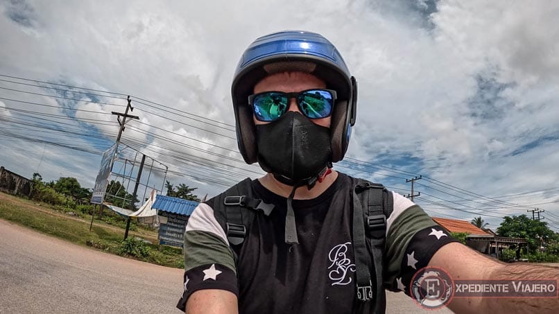 Con la mascarilla haciendo el Thakhek Loop