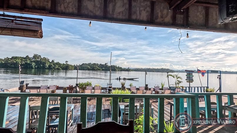 Muelle de un alojamiento en durante el Thakhek Loop en Laos