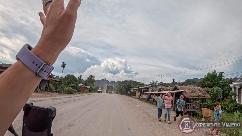 Saludando a los niños durante el Thakhek Loop