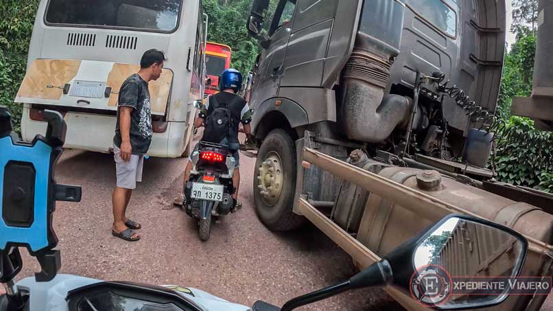 Atasco de camiones en el Thakhek Loop