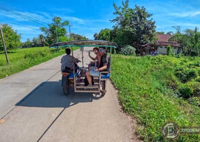 4000 Islas (Laos): montados en un tuk tuk taxi